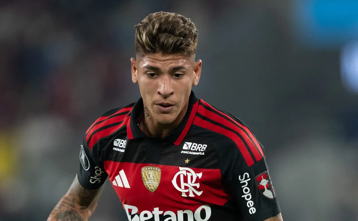 Carrascal muda de ideia, fecha as portas para o mercado e permanece no Flamengo