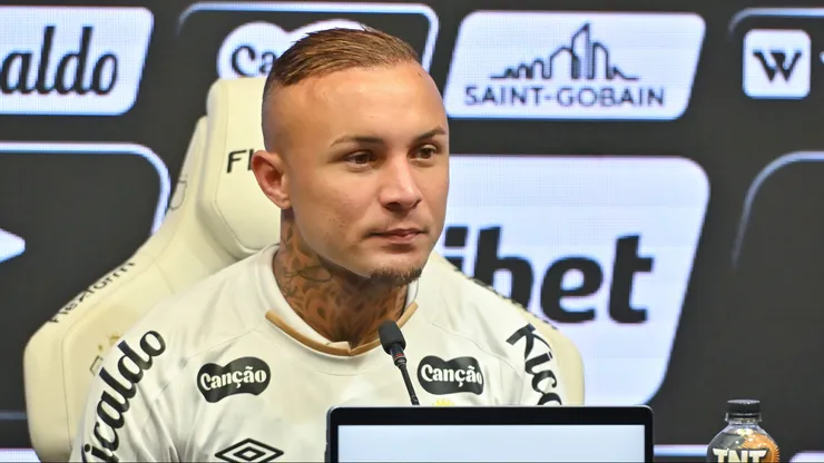 Everton Cebolinha durante sua apresentacao oficial como jogador do Santos em coletiva de imprensa realizada no Vila Belmiro.