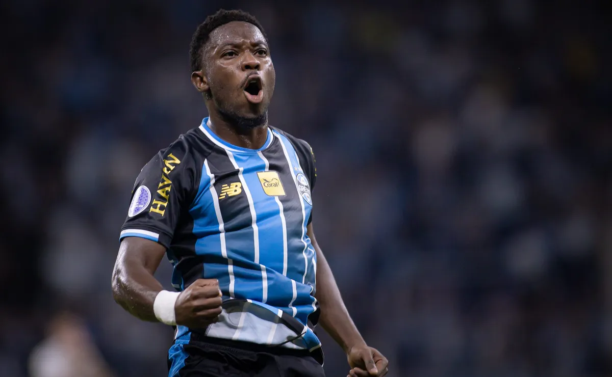 Amuzu recebe nova sondagem, e futuro no Grêmio fica cada vez mais indefinido no mercado