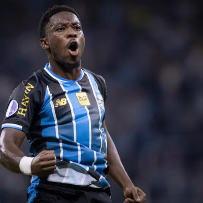 Amuzu recebe sondagens e Grêmio define condição