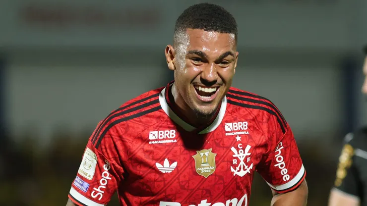 Samuel Lino jogador do Flamengo comemora seu gol durante partida contra o Mirassol no estádio Jose Maria de Campos Maia pelo campeonato Brasileiro A 2026.