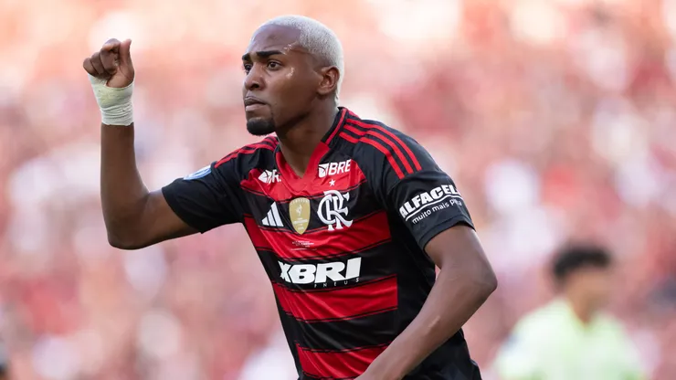 - Lorran jogador do Flamengo comemora seu gol durante partida contra o Barcelona