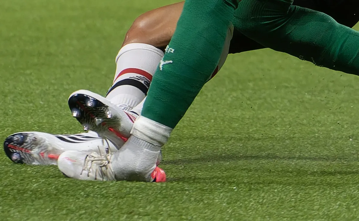Piquerez sofre forte carrinho, Osorio é expulso e Palmeiras fica com vantagem numérica contra o São Paulo