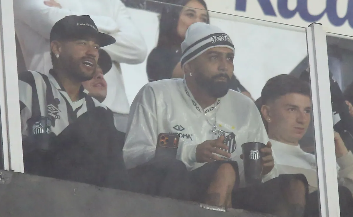 Gabigol comemora de forma efusiva gols do Santos contra o Cruzeiro e é flagrado por transmissão