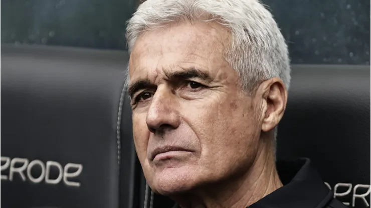 Luís Castro corre risco de deixar o Grêmio.