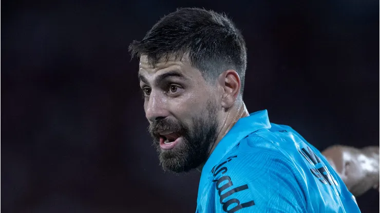 Luan Peres em campo durante jogo do Peixe.