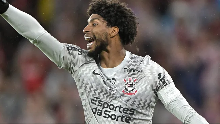 Hugo Souza fez defesas importantes.