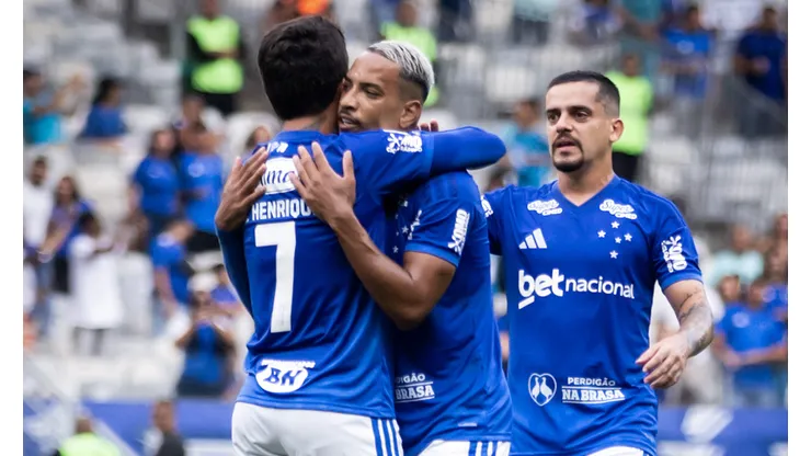 Elenco do Cruzeiro comemorando gol no Brasileirão