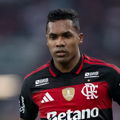 Danilo pressiona Alex Sandro após falha decisiva contra o Corinthians