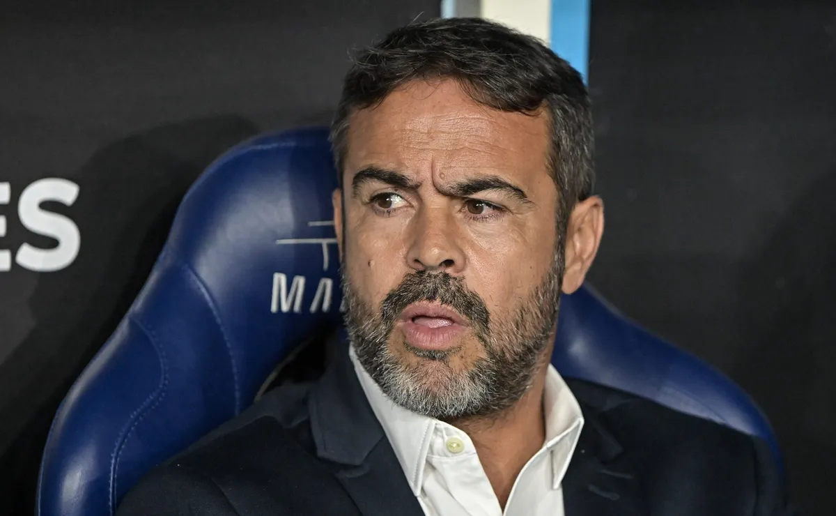 Opinião: Artur Jorge poderia pensar em escalar Cruzeiro com esquema com 3 zagueiros