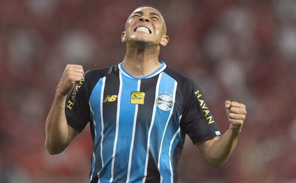 Raio-X do Atleta: Carlos Vinícius lidera a artilharia do Grêmio no Brasileirão e surge como referência ofensiva contra o Botafogo