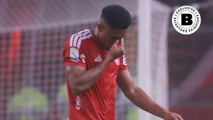 Victor Gabriel jogador do Internacional lamenta durante partida contra o Cruzeiro no estadio Beira-Rio pelo campeonato Brasileiro A 2026. Foto: Maxi Franzoi/AGIF