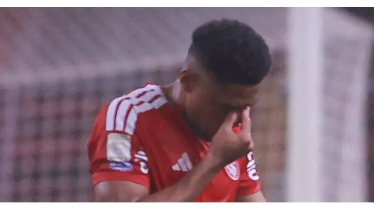 Victor Gabriel jogador do Internacional lamenta durante partida contra o Cruzeiro no estadio Beira-Rio pelo campeonato Brasileiro A 2026. Foto: Maxi Franzoi/AGIF