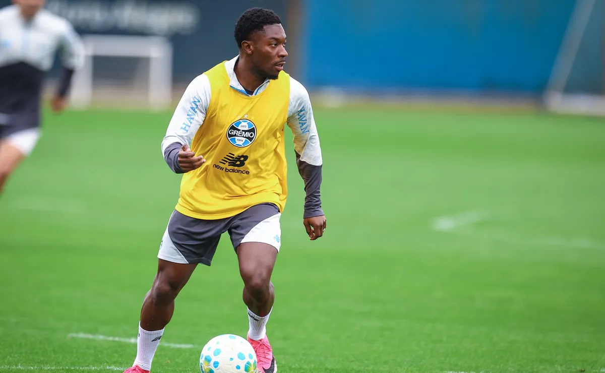 Amuzu volta aos treinos no Grêmio, mas será preservado antes de reencontro com Renato Portaluppi