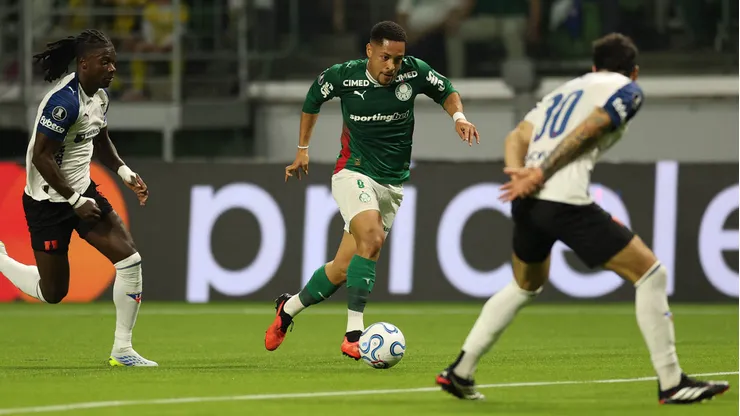 O jogador Vitor Roque, da SE Palmeiras, disputa bola com o jogador da Liga Desportiva Universitaria, durante partida válida pelas quartas de final, ida, da Conmebol Libertadores, na arena Nubank Parque. (Foto: Cesar Greco/Palmeiras/by Canon)