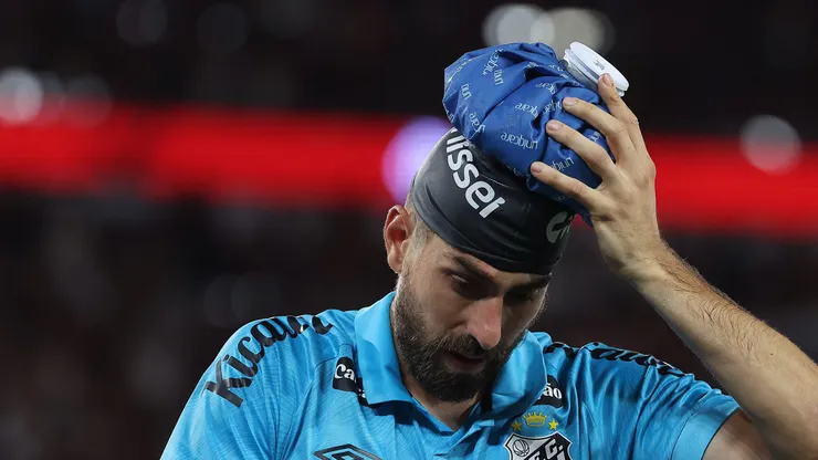 Luan Peres em campo com a camisa do Peixe.