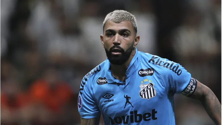 Gabigol em campo durante jogo na Arena MRV.