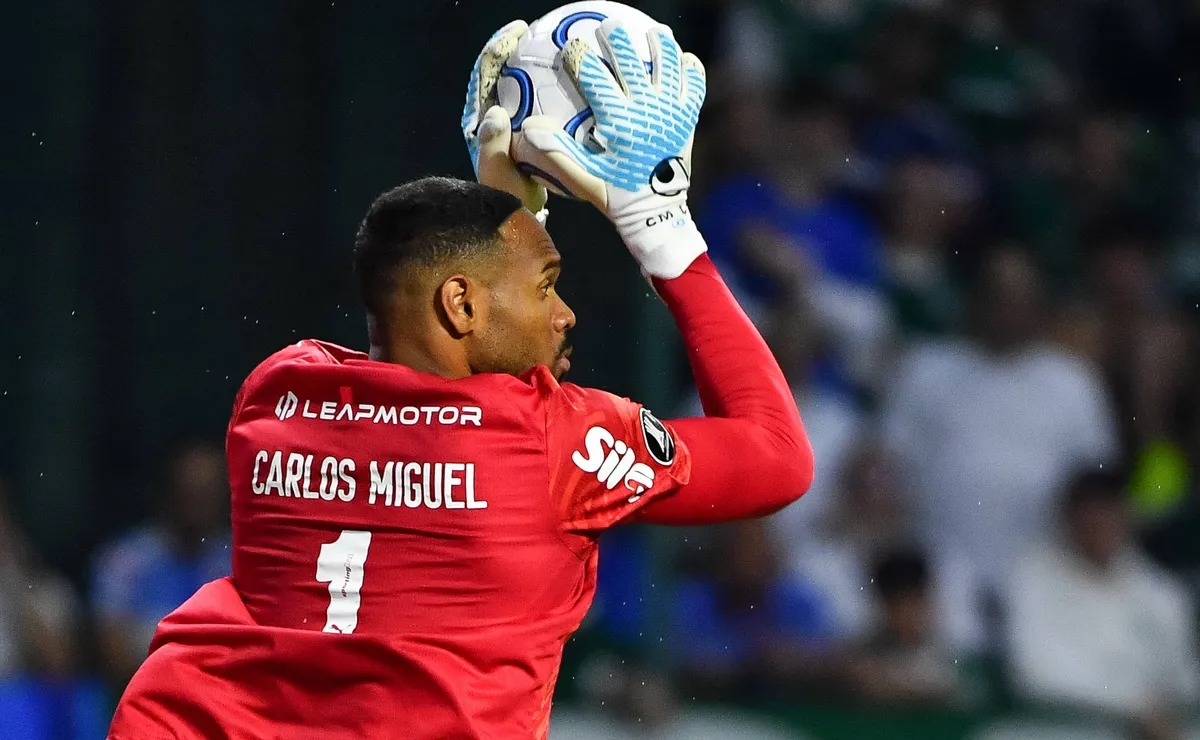 Carlos Miguel vira herói, pega dois pênaltis contra LDU e Palmeiras avança à semifinal da Libertadores