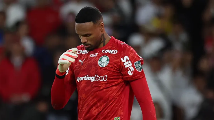 O goleiro Carlos Miguel, da SE Palmeiras, comemora defesa de pênalti em jogo contra a equipe da Liga Desportiva Universitaria, durante partida válida pelas quartas de final, volta, da Conmebol Libertadores, no Estádio Rodrigo Paz Delgado. (Foto: Cesar Greco/Palmeiras/by Canon)
