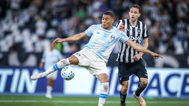 RS - FUTEBOL/CAMPEONATO BRASILEIRO 2026/GREMIO X BOTAFOGO - ESPORTES - Lance da partida entre Gremio e Botafogo disputada na noite desta quarta-feira, no Estádio Nilton Santos, valida pela Campeonato Brasileiro 2026. FOTO: LUCAS UEBEL/GREMIO FBPA