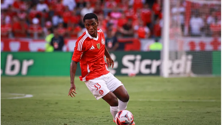 Benjamin vira opção para o Inter. Maxi Franzoi/AGIF.