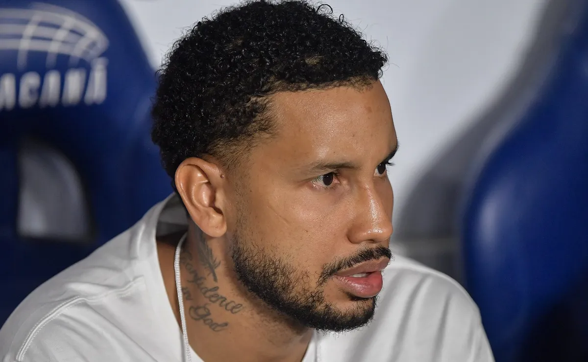 Vasco quer renovar com volante Jair e apresenta proposta ao staff do jogador