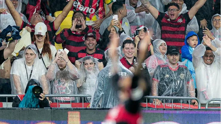 Torcida do Flamengo no Maracanã após vitória no Brasileiro contra o Corinthians