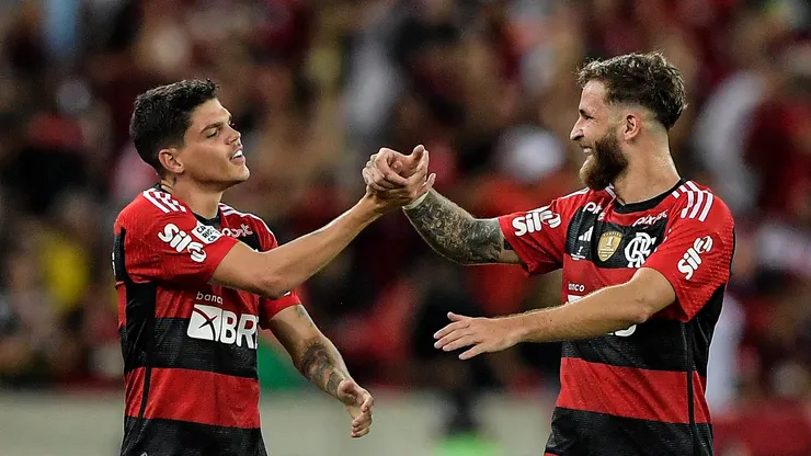 Ayrton Lucas e Léo Pereira durante partida pelo Flamengo