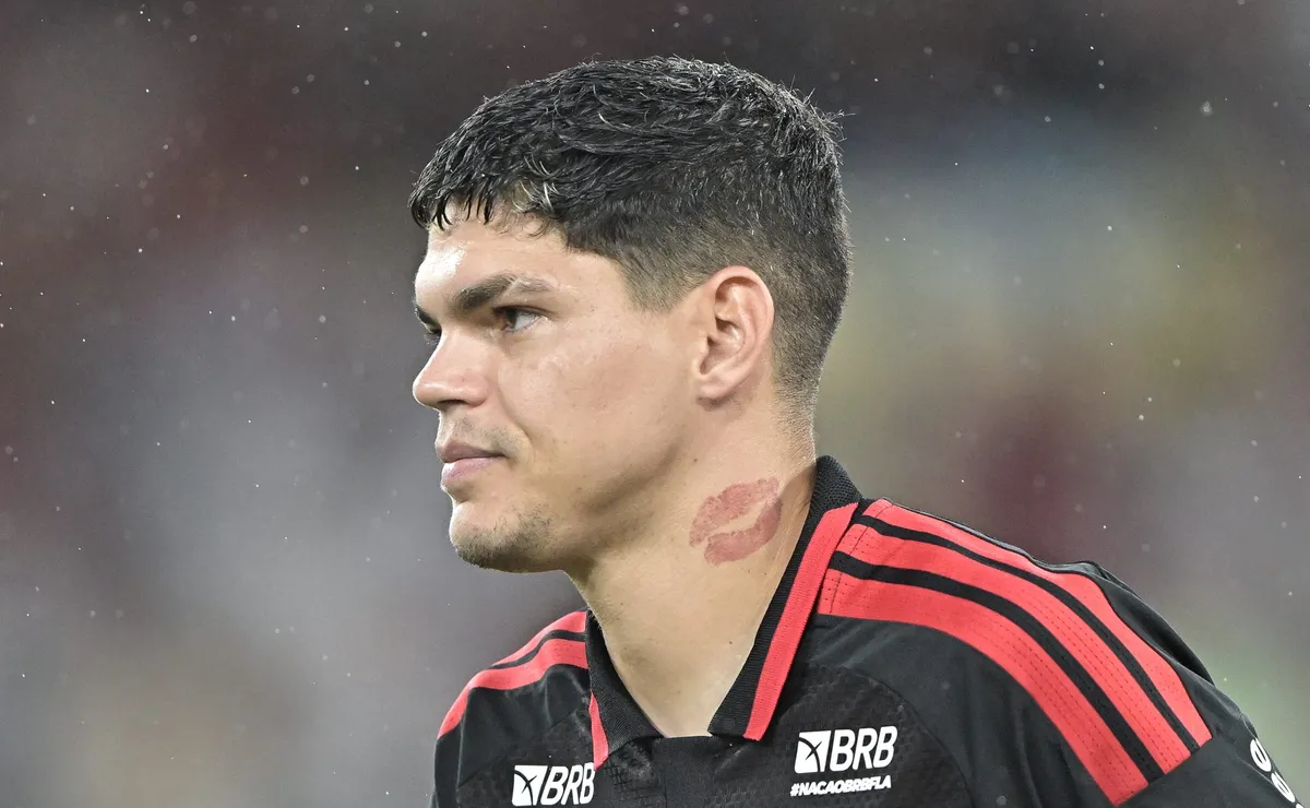 Ayrton Lucas falha no gol do Independiente del Valle e tem atuação para esquecer no Flamengo