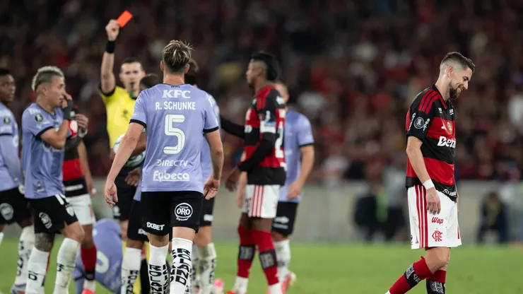 - Jorginho jogador do Flamengo recebe cartao vermelho do arbitro durante partida contra o Independiente del Valle