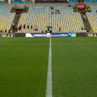 Flamengo e Fluminense troca do gramado do Maracanã