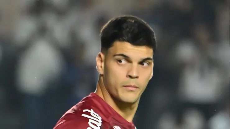 Brazão em campo com a camisa do Peixe.