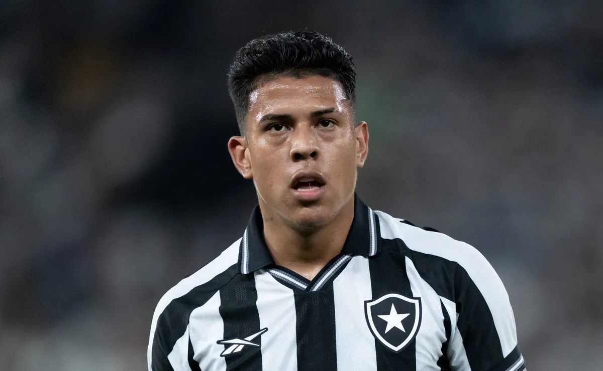 Matheus Martins permanece fora do Botafogo após sentir incômodo na coxa