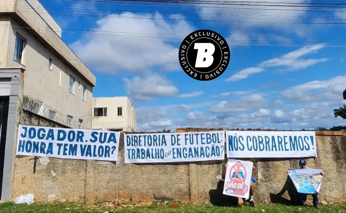 Protesto na Toca da Raposa: torcida cobra diretoria e elenco do Cruzeiro; Romero foi único a conversar com torcedores