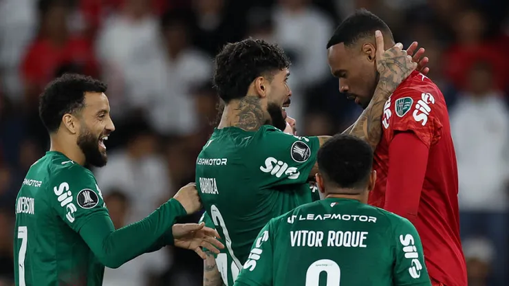 O goleiro Carlos Miguel, da SE Palmeiras, comemora defesa de pênalti em jogo contra a equipe da Liga Desportiva Universitaria, durante partida válida pelas quartas de final, volta, da Conmebol Libertadores, no Estádio Rodrigo Paz Delgado. (Foto: Cesar Greco/Palmeiras/by Canon)