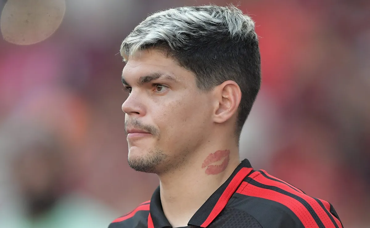 Ayrton Lucas é acolhido no Flamengo após falha contra o Del Valle