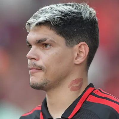 Ayrton Lucas é acolhido no Flamengo após falha