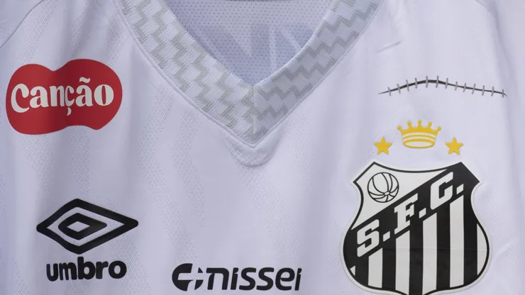 Camisa do Santos com a marca da Umbro em jogo contra o Bragantino.