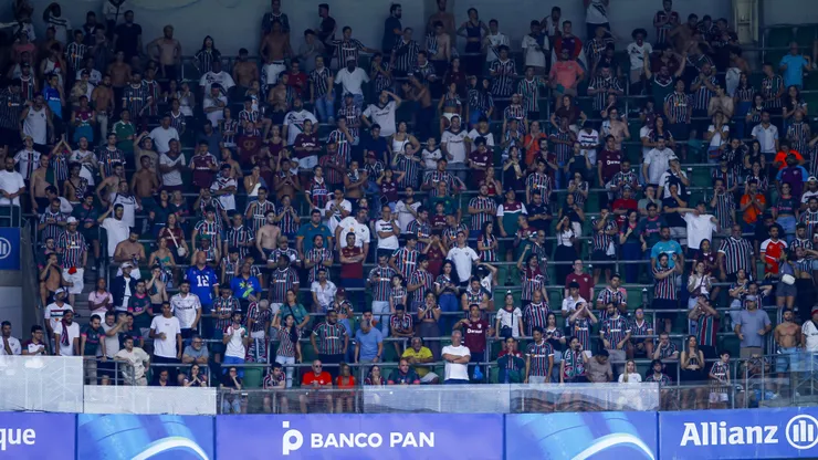 Torcida do Fluminense no estádio do Palmeiras. Foto: Marco Miatelo/AGIF