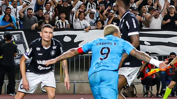 Gabigol comemorando gol contra o Remo.