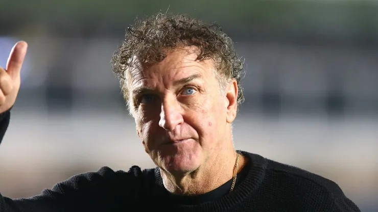 Cuca em campo durante jogo na Vila Belmiro.