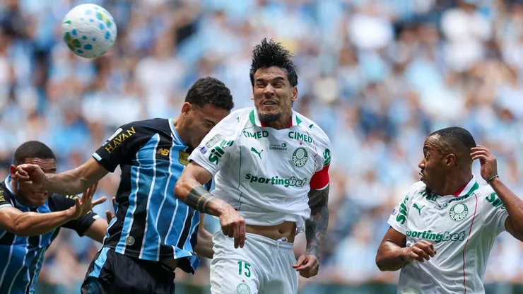 O jogador Gustavo Gómez, da SE Palmeiras, disputa bola com o jogador do Grêmio FBPA, durante partida válida pela vigésima oitava rodada, do Campeonato Brasileiro, Série A, na Arena do Grêmio. (Foto: Cesar Greco/Palmeiras/by Canon)