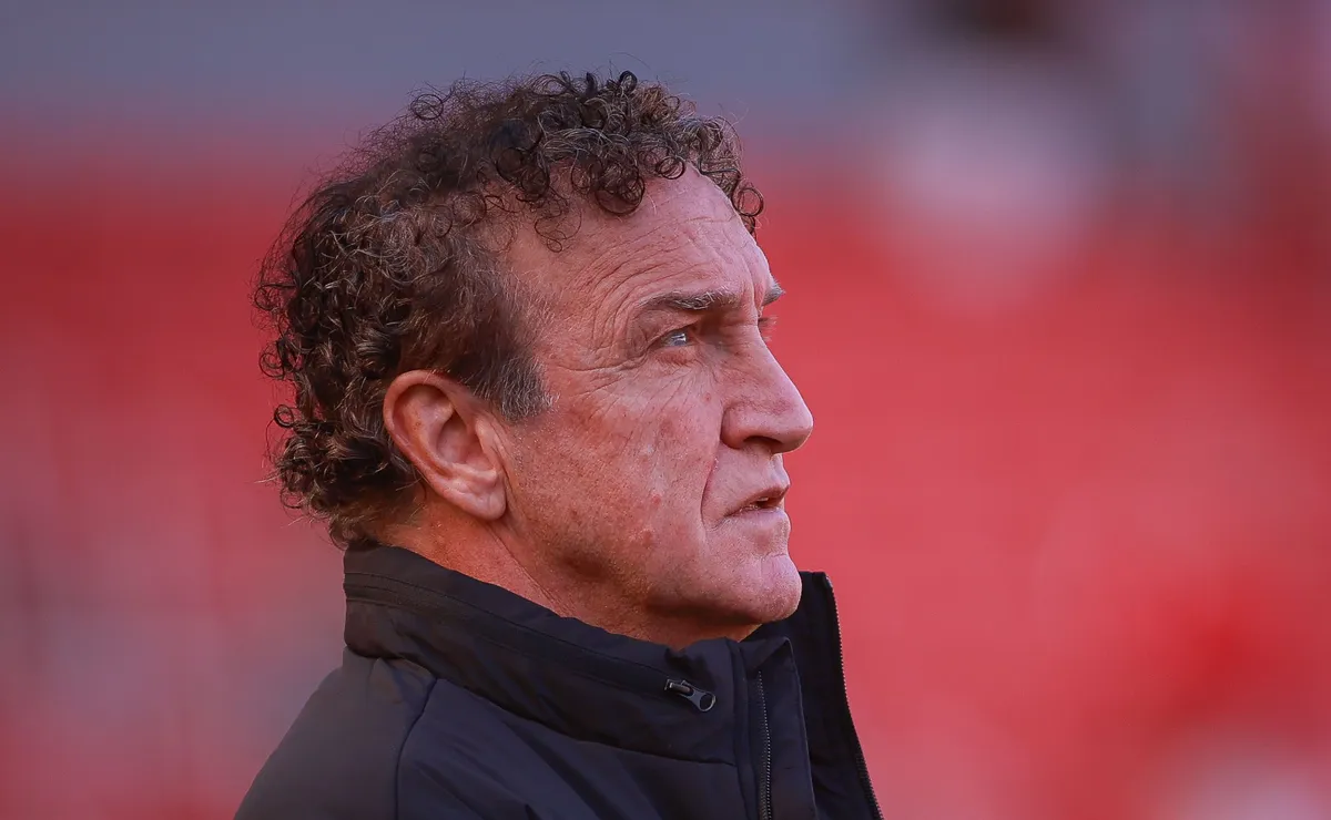 Cuca desabafa após vitória do Santos e vê desrespeito da imprensa em críticas: “Chega a machucar”