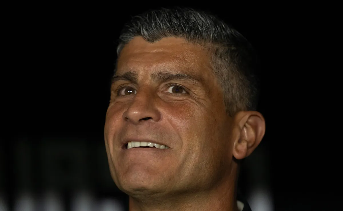 Pedro Emanuel aponta importância da Data Fifa para o Vasco após goleada: “Precisamos descansar”