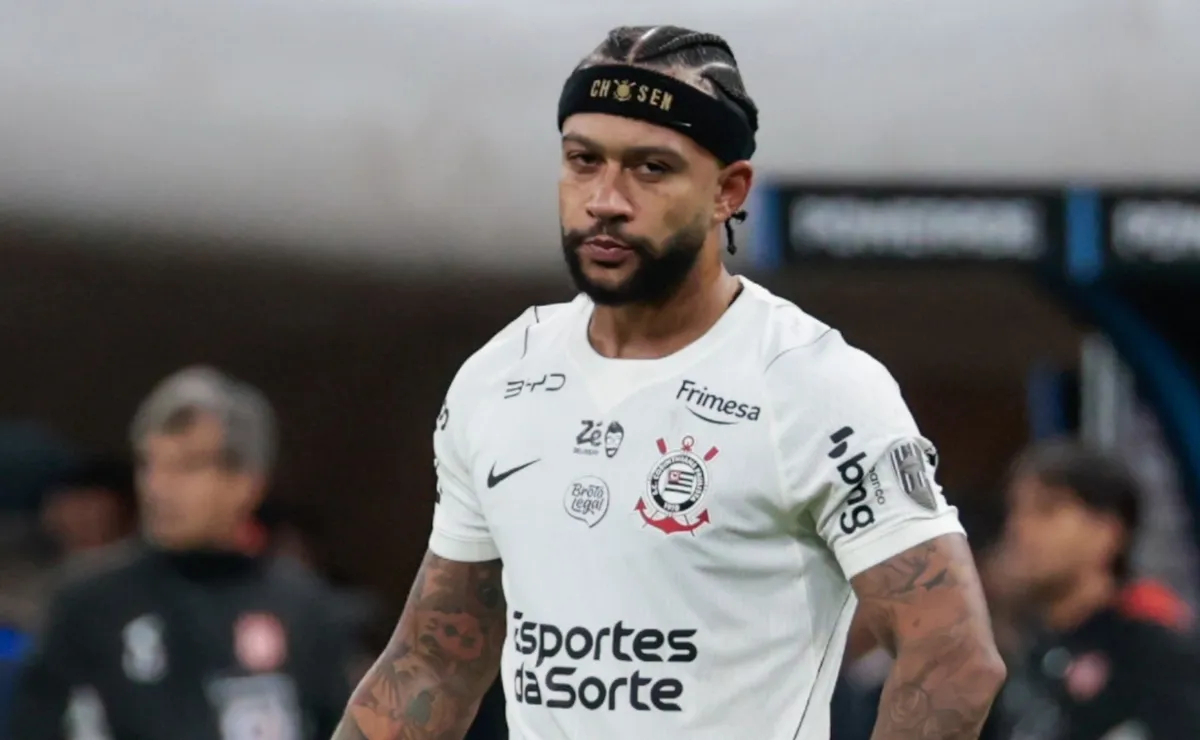 Torcida do Corinthians reage mal a Memphis e fica em silêncio no anúncio da escalação