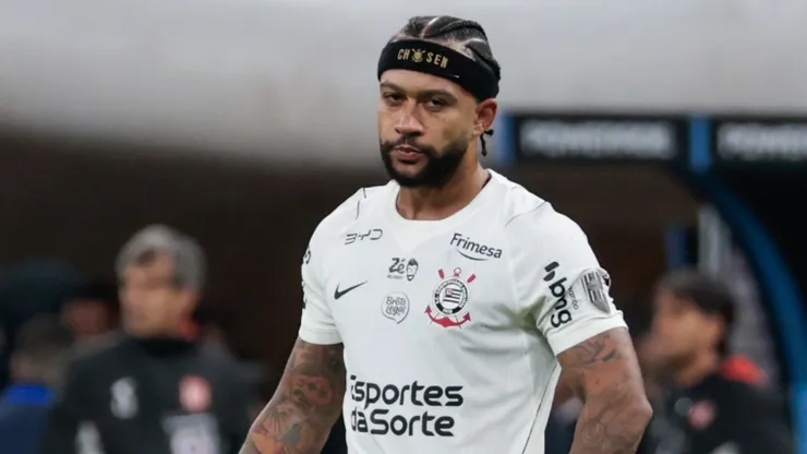 Torcida do Corinthians reage mal a Memphis e fica em silêncio no anúncio da escalação - Foto: Marcello Zambrana/AGIF