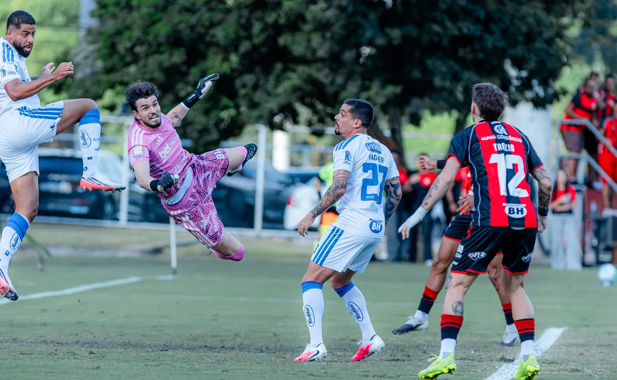 Cruzeiro faz mais uma partida ruim e 1º tempo contra Vitória alerta preocupação para a temporada