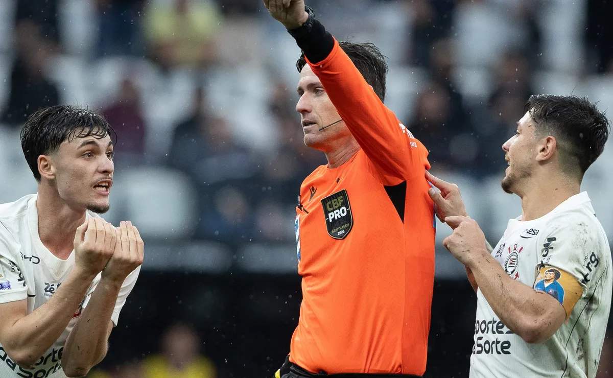 Corinthians questiona gol do Fluminense e arbitragem não vê impedimento de Hulk