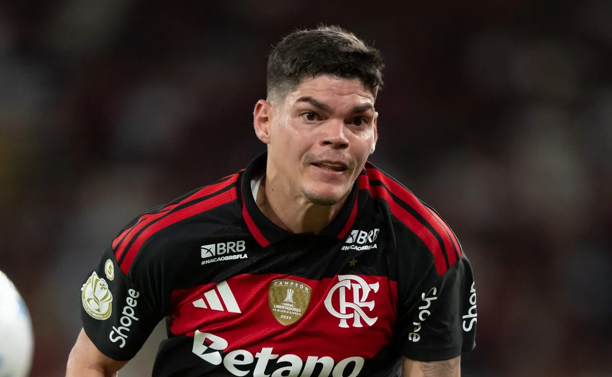 Ayrton Lucas deixa o gramado lesionado e se torna preocupação no Flamengo