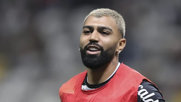 Gabigol em campo durante jogo na Arena MRV.